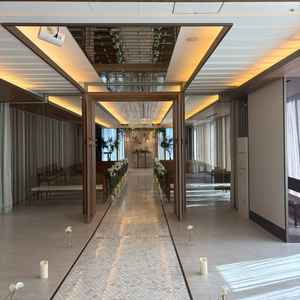 木目のデザインが印象的で、ゲストとの距離が近く素敵でした。