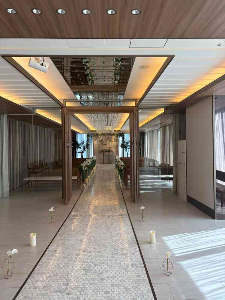 木目のデザインが印象的で、ゲストとの距離が近く素敵でした。