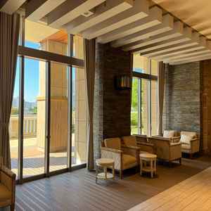 披露宴会場のウェルカムパーティースペースです。披露宴前にゲストと交流する時間を設けられます。