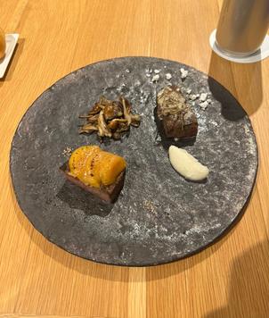 ウニやお肉など贅沢な素材が美しい皿に映え、風味と食感の重なりを楽しめる満足感の高い一皿でした。