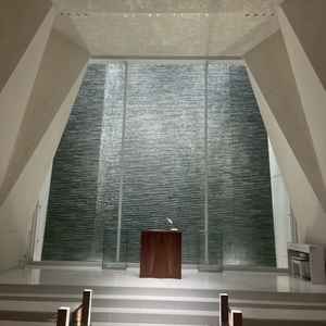 チャペルの入り口から見た画像。やや暗めな印象を抱いた。