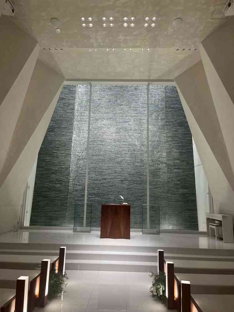 チャペルの入り口から見た画像。やや暗めな印象を抱いた。