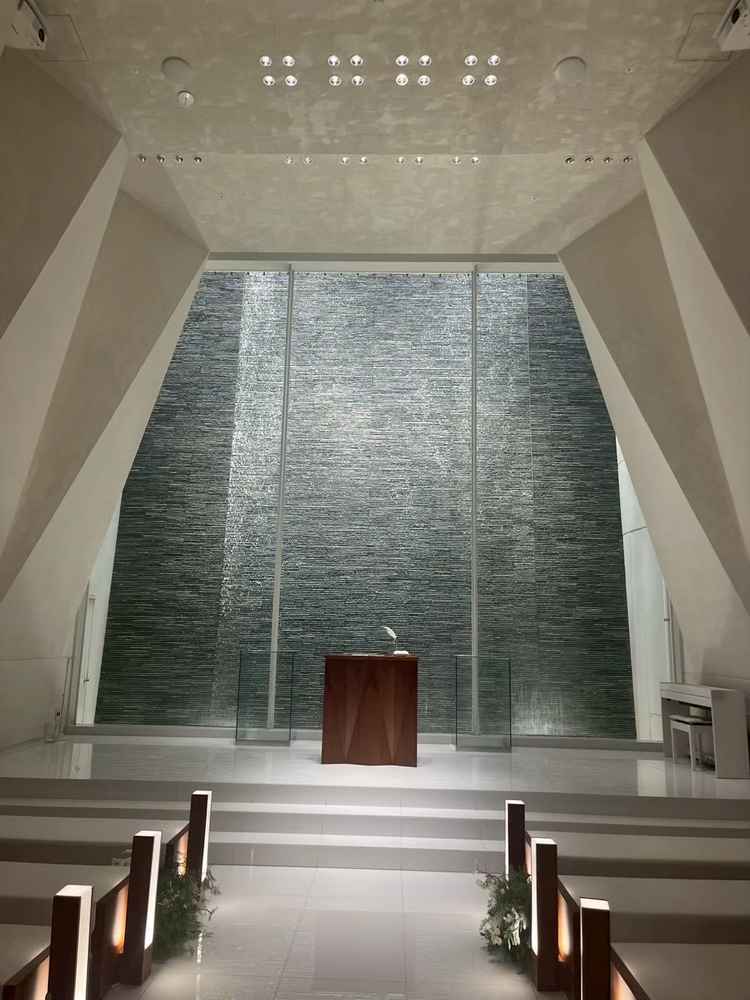 チャペルの入り口から見た画像。やや暗めな印象を抱いた。