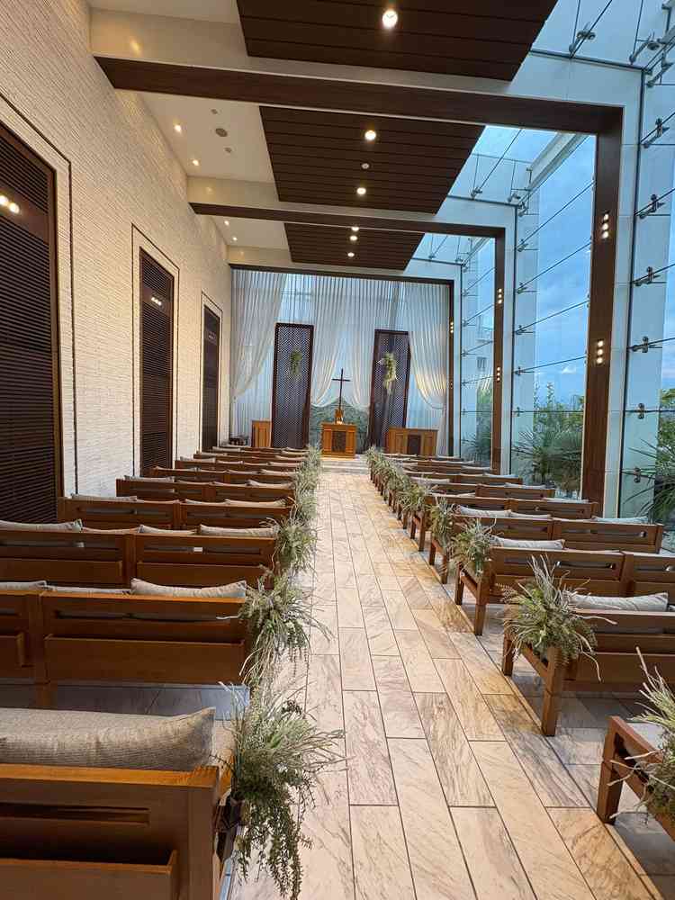 リニューアル前のチャペルではありますが、自然光が入るとても明るい雰囲気で素敵でした。