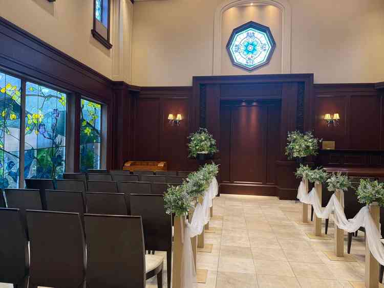 チャペルです。アットホームな感じの広さで、椅子も数は変えられるようです。