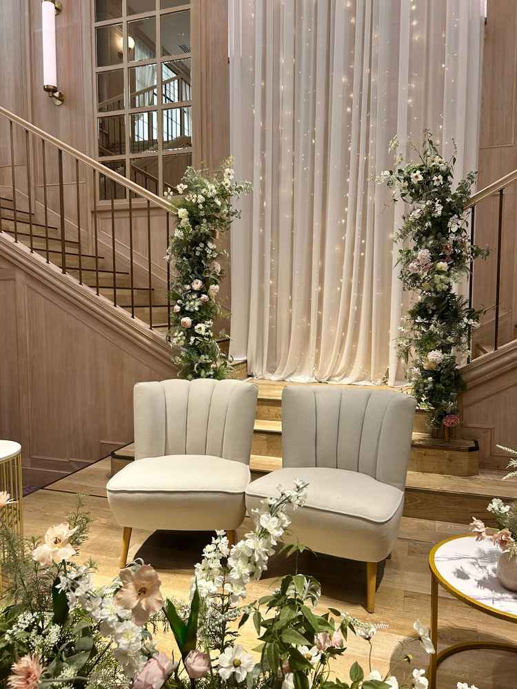 新郎新婦の席もお花や椅子で雰囲気をガラッと変えることが出来る。