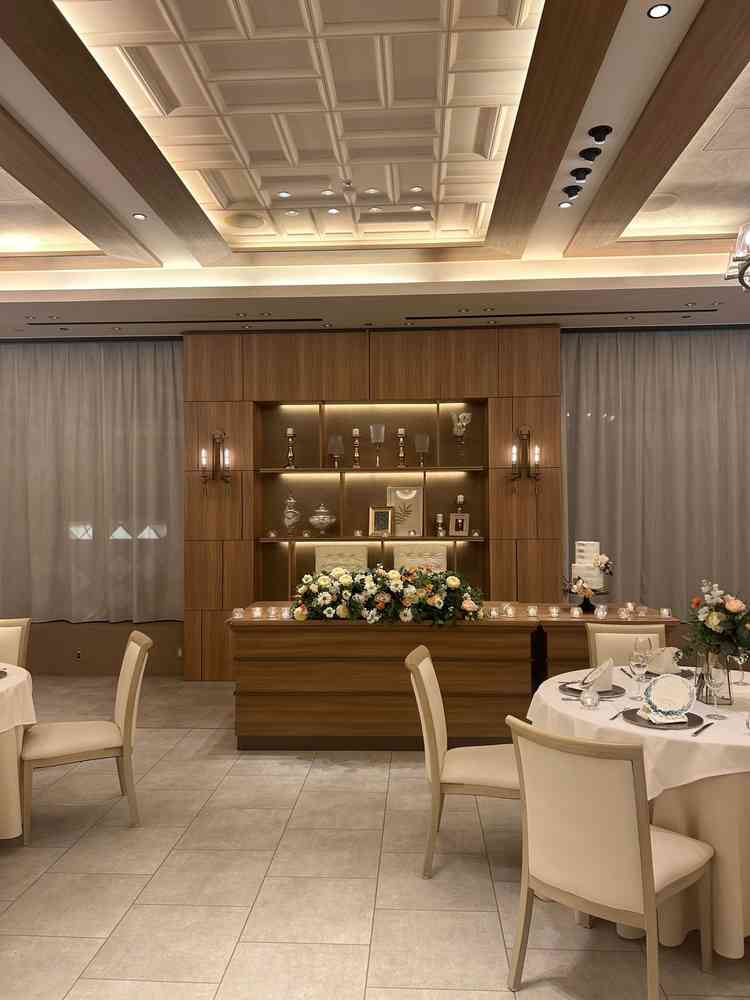 披露宴会場。シンプルなのに高級感もありました。