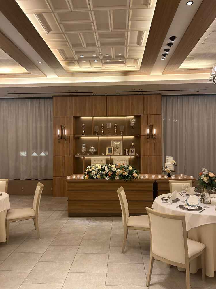 披露宴会場。シンプルなのに高級感もありました。