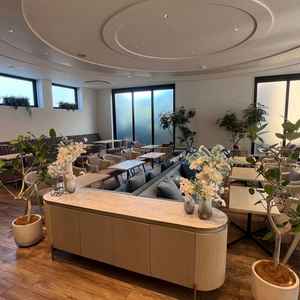 ゲストの方の待合スペース。カフェのような雰囲気で会場内は自由に装飾ができる。