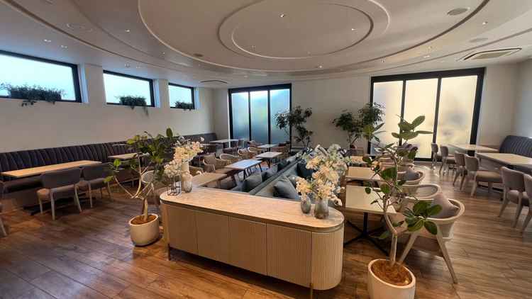 ゲストの方の待合スペース。カフェのような雰囲気で会場内は自由に装飾ができる。