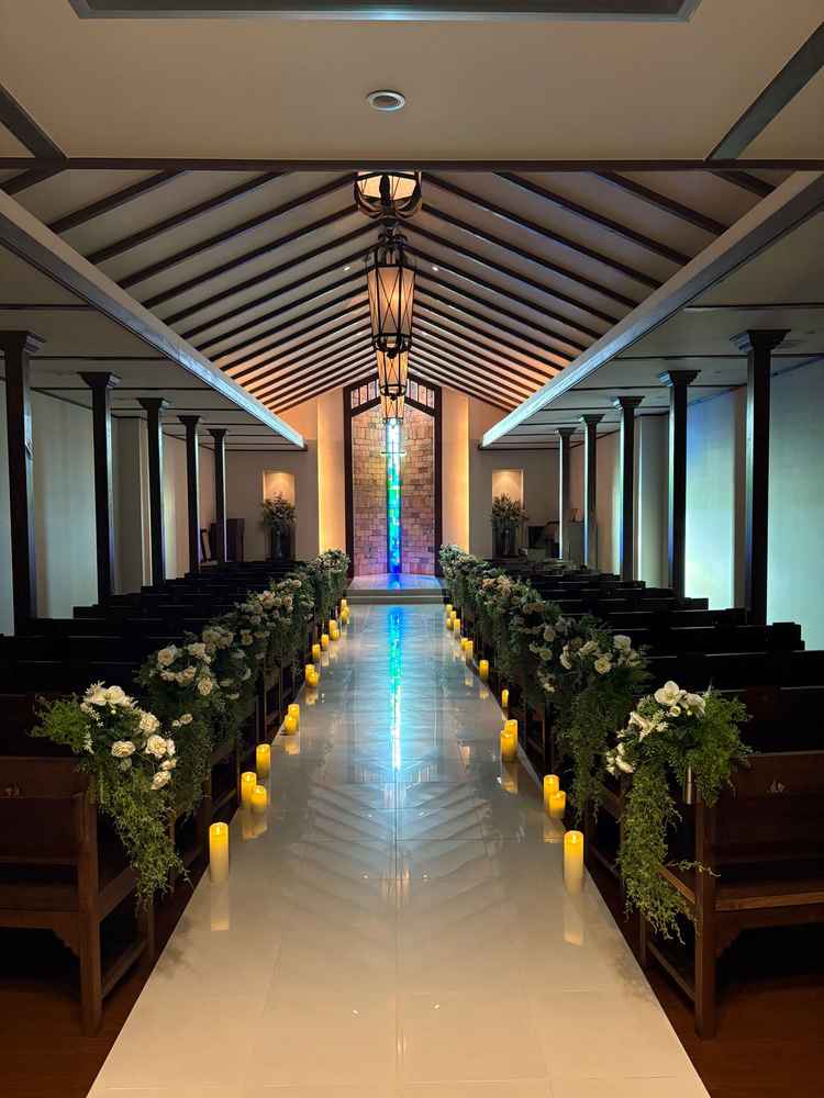 ライトを明るくしたり暗くしたりで印象が少し変わる温もりを感じるチャペルでした。