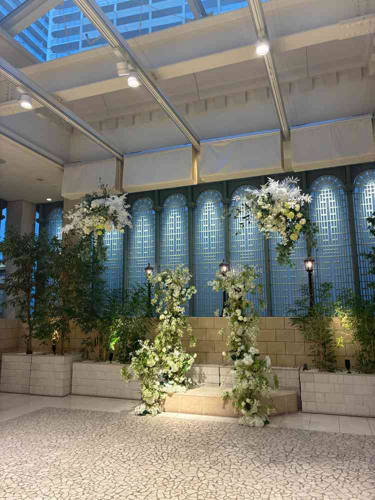 フラワーシャワーをする場所。ここでブーケトスも行うみたいです。