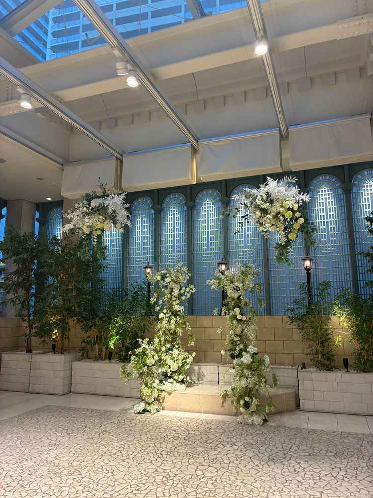 フラワーシャワーをする場所。ここでブーケトスも行うみたいです。