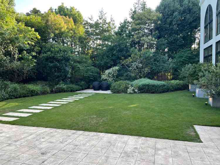 緑が多い広いガーデンがあり、外でもゲストとお話ししたり写真撮れるのがいいなと思いました