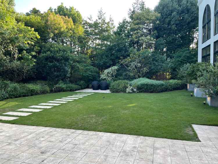 緑が多い広いガーデンがあり、外でもゲストとお話ししたり写真撮れるのがいいなと思いました