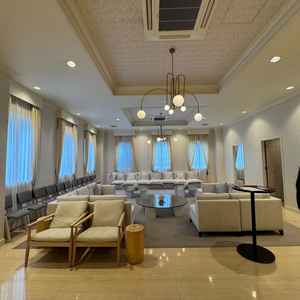 待合室です。広々としておりゆったりドリンクを飲んだりして待っていただけるような空間でした。