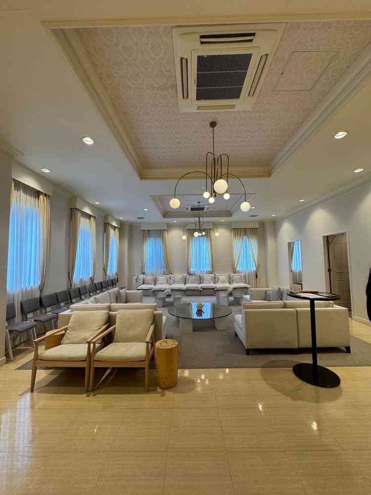 待合室です。広々としておりゆったりドリンクを飲んだりして待っていただけるような空間でした。