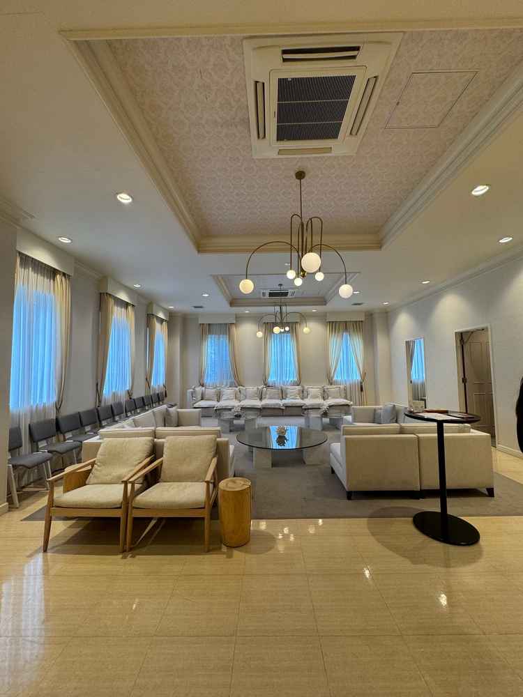 待合室です。広々としておりゆったりドリンクを飲んだりして待っていただけるような空間でした。