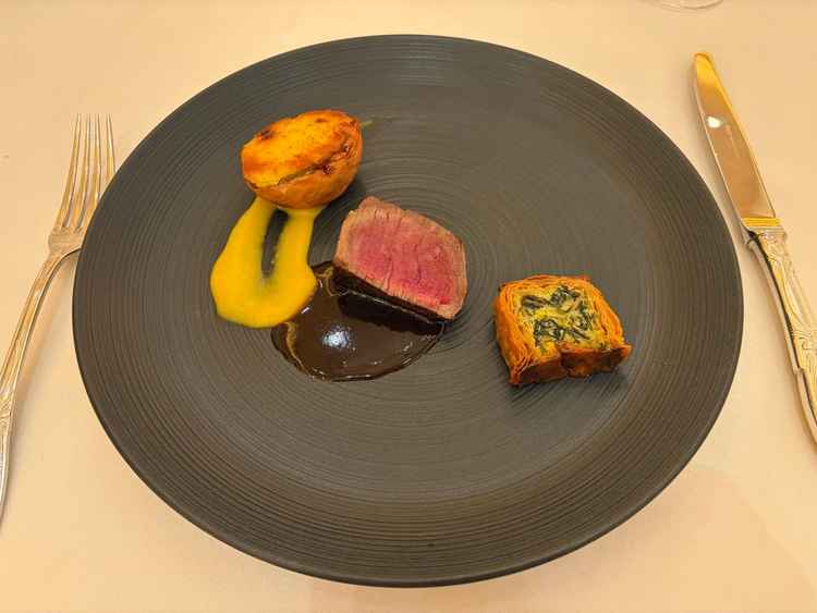 試食でいただいた肉料理。付け合わせのキッシュとたまねぎのグラタンも絶品でした。