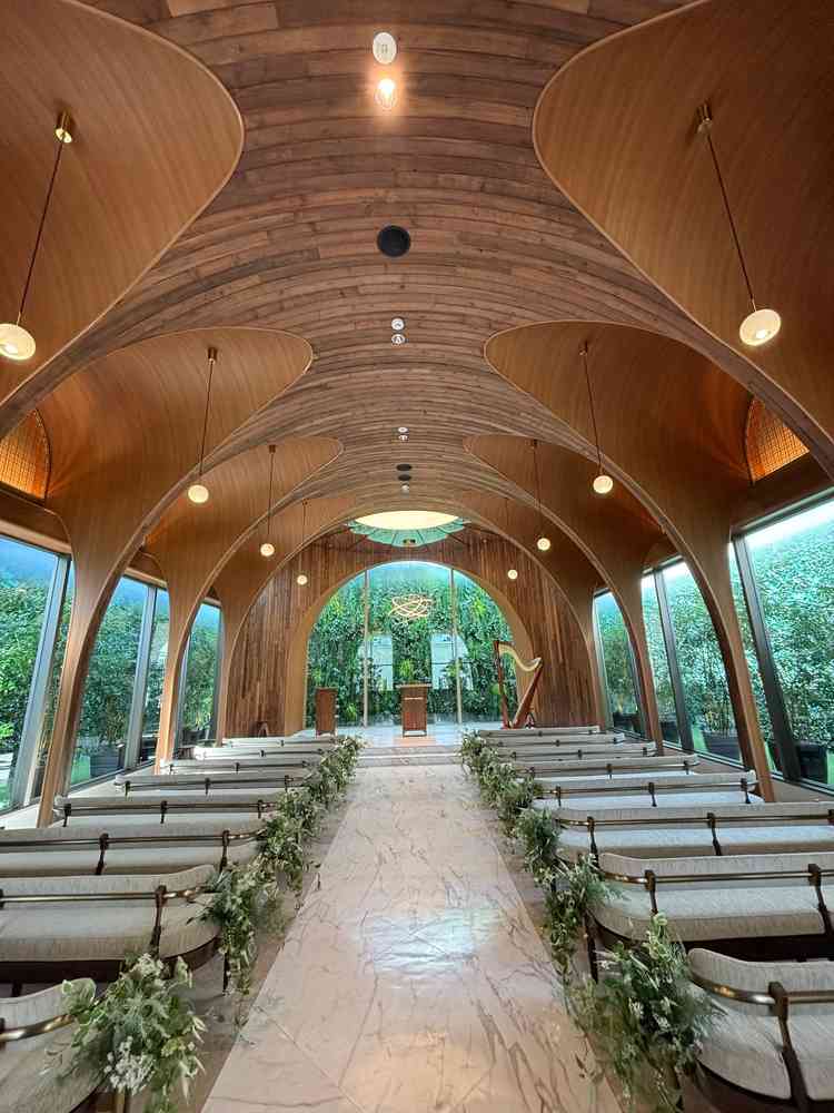 大きな窓ガラスのおかげで自然光がたくさん入りとても明るく開放感のある空間でした。