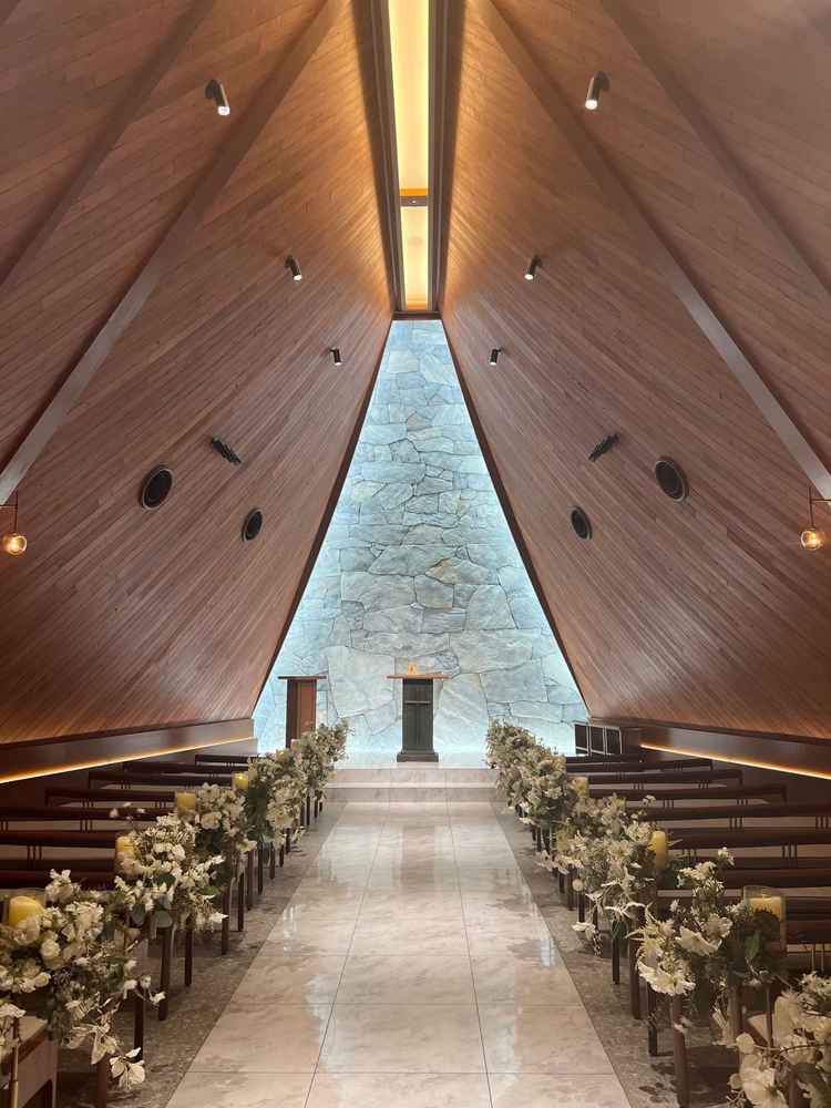 木と光の温もりを感じられる素敵なチャペルの写真。窓がない分、幻想的で非日常的な気分を味わえました。