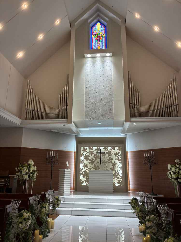 チャペルの内観。天井が高く、ステンドグラスも綺麗。バージンロードの幅も広いため、歩きやすそうでした。