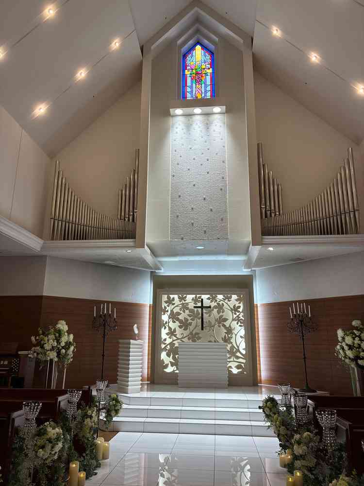 チャペルの内観。天井が高く、ステンドグラスも綺麗。バージンロードの幅も広いため、歩きやすそうでした。