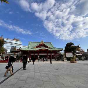 社殿の正面からの写真。当日は石畳の上をゆっくり歩きながら社殿に入ります。