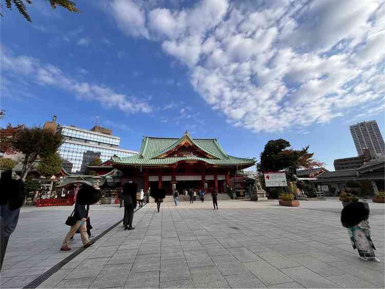 社殿の正面からの写真。当日は石畳の上をゆっくり歩きながら社殿に入ります。