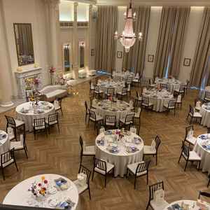 披露宴会場を階段上から見た景色