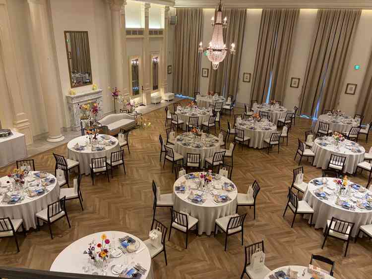 披露宴会場を階段上から見た景色