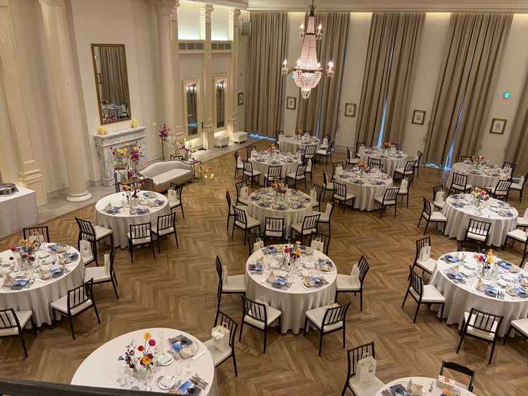 披露宴会場を階段上から見た景色