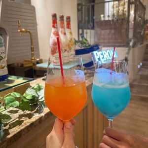 ウェルカムドリンクはかなりカラフルでテンションが上がる。当日は色々な種類のドリンクがゲストを待つ。