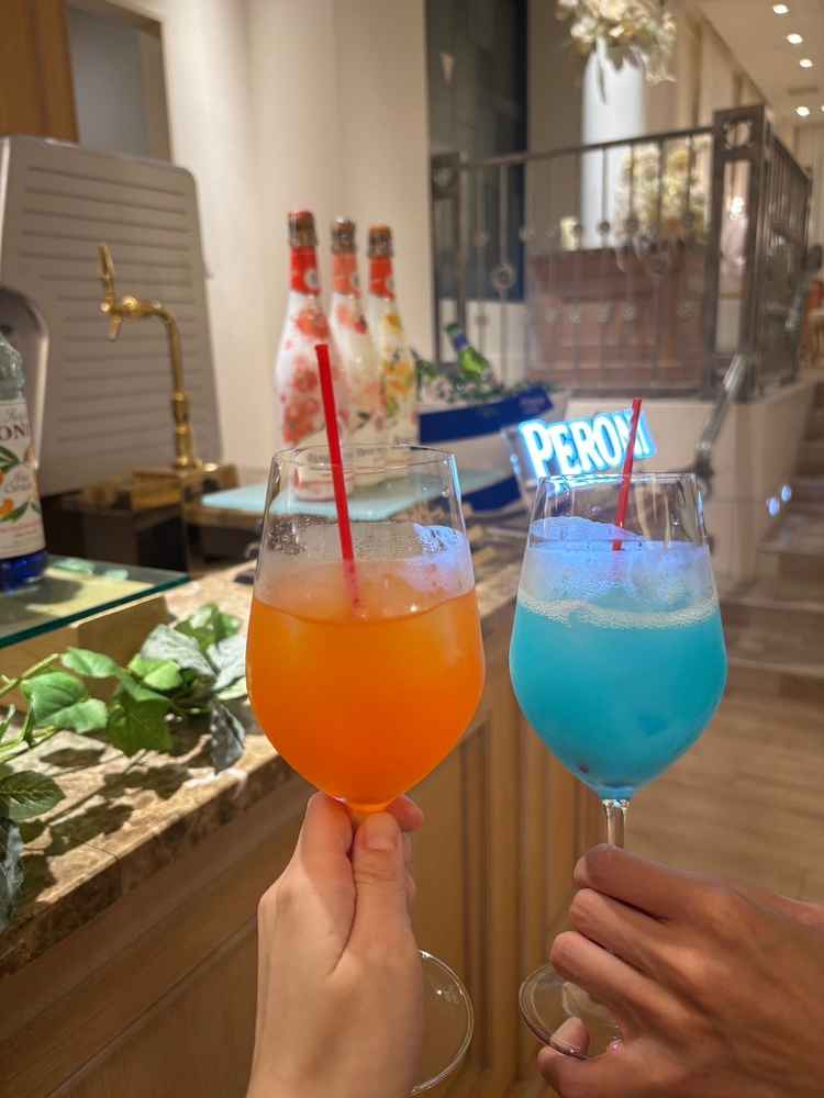ウェルカムドリンクはかなりカラフルでテンションが上がる。当日は色々な種類のドリンクがゲストを待つ。