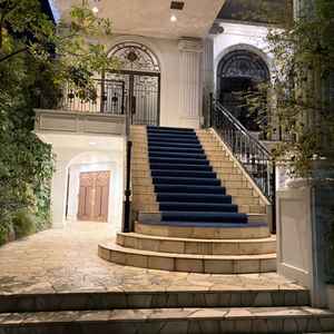 まず目に入る入り口の階段。お城みたいで素敵でした。