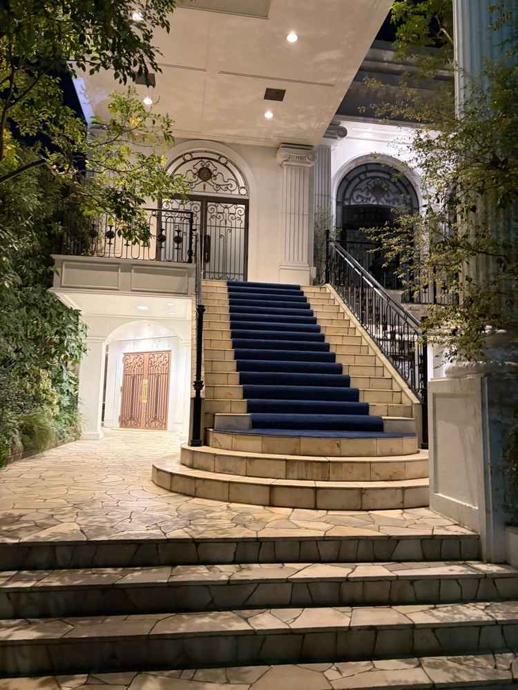 まず目に入る入り口の階段。お城みたいで素敵でした。