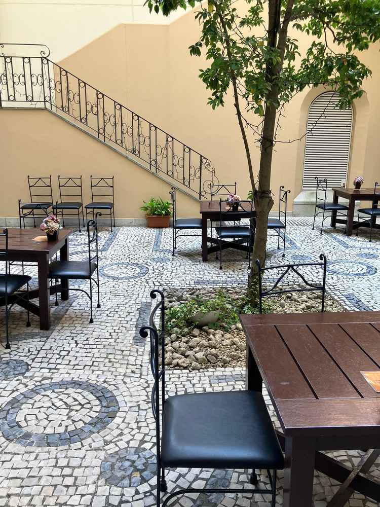 中庭はまるで別世界のようで、外国に来た気分になりました。