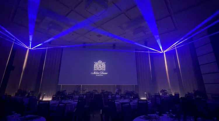 レーザー演出が迫力満点で、ライブ会場のようでした。