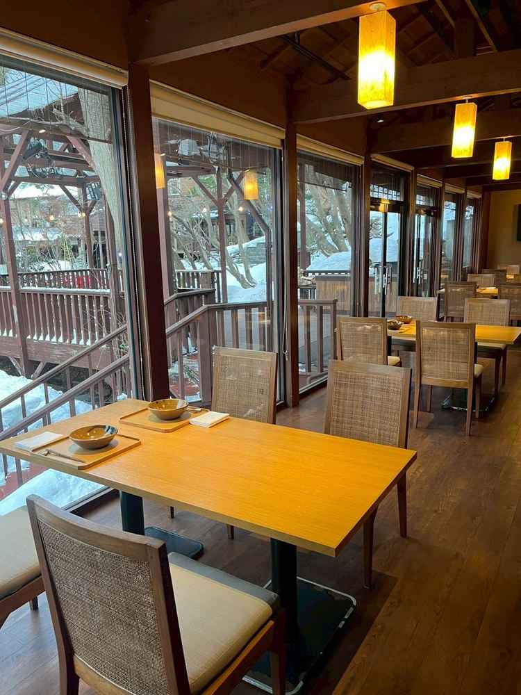 披露宴会場。木を基調とした温かみのある空間だった。