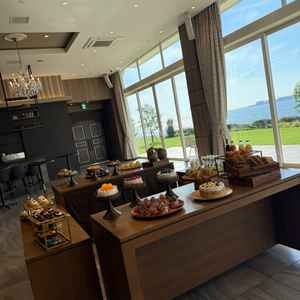 披露宴が終わったあとの、スイーツパーティー会場。新郎新婦とゲストが垣根なく話すことができるため素敵