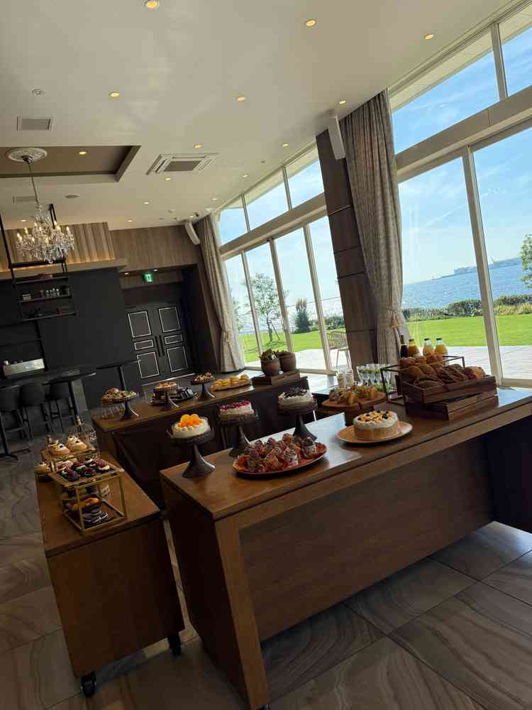 披露宴が終わったあとの、スイーツパーティー会場。新郎新婦とゲストが垣根なく話すことができるため素敵