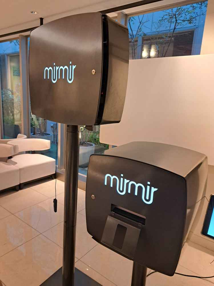 ゲストの待機場所に置いてあった写真撮影機です。自由に使って現像までできるとのことでした。