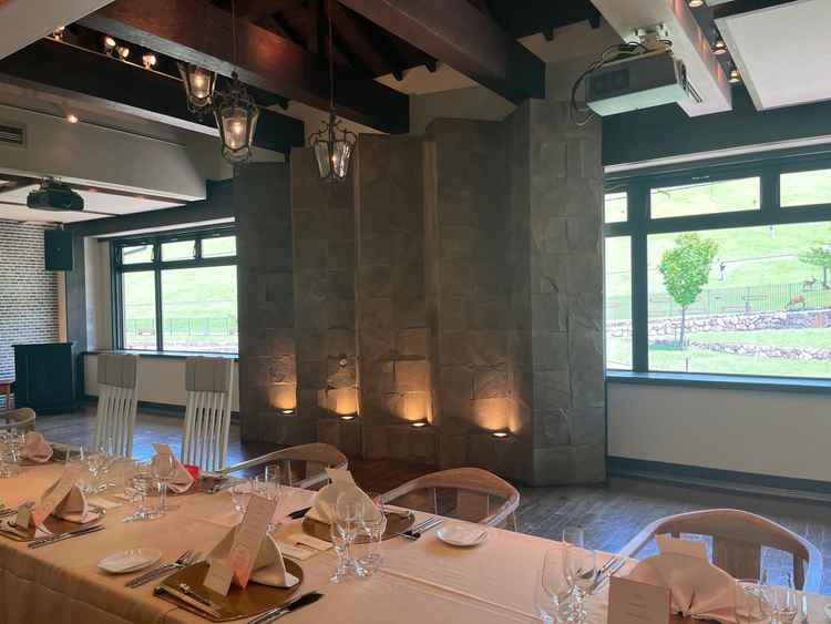 貸切型の披露宴会場です。若草山が見えるロケーションが最高でした。