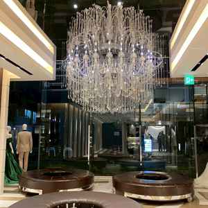 エントランスに大きなシャンデリアがあり、写真スポットとしても綺麗で、ゲストの気分も盛り上がりそう。