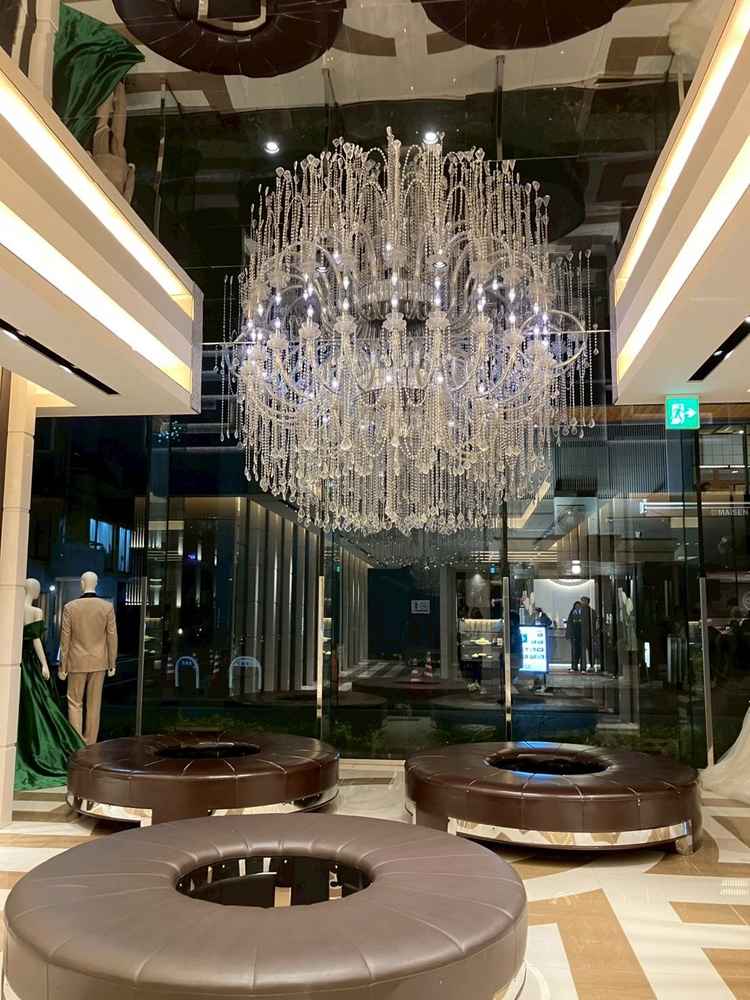 エントランスに大きなシャンデリアがあり、写真スポットとしても綺麗で、ゲストの気分も盛り上がりそう。