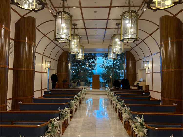 船をイメージした唯一無二のチャペル。座席もデニム生地を使用したおしゃれなチャペルでした。