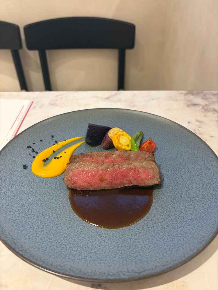 かぼちゃのスープやパン、メインのお肉を頂いた。どれもこだわりを持って作られているフレンチ料理。