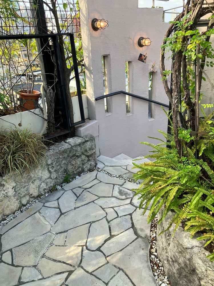 式場から披露宴会場への下り階段