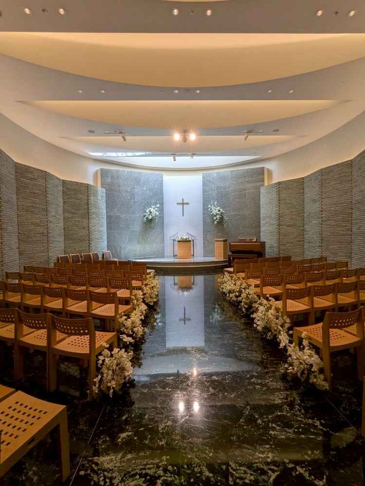 石のチャーチの厳かな雰囲気に飲み込まれます