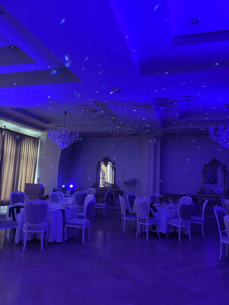 披露宴会場1。プロジェクションマッピングや光の演出で幻想的でした。会場も可愛くてお姫様みたい。